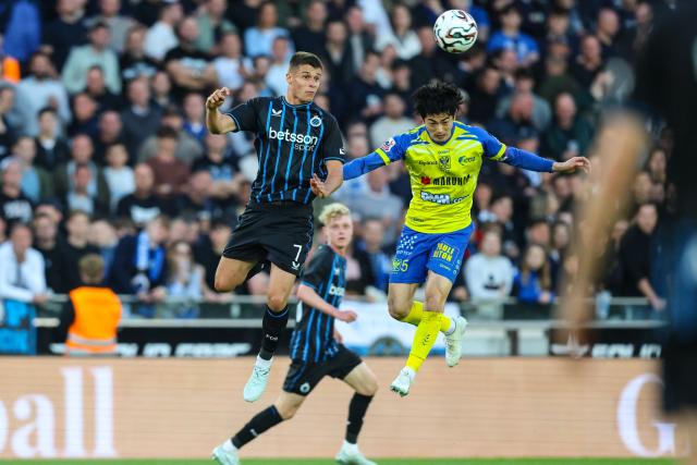 Club Brugge's Italian forward #07 Nicolò Tresoldi (L) and STVV's Japanese defender #05 Shogo Taniguchi fight for the ball during the Belgian "Pro League" Champions' play-off (day 7 out of 10) football match between Club Brugge KV and Sint-Truidense Voetbalvereniging (STVV) at the Jan Breydel Stadium in Bruges on May 9, 2026. (Photo by BRUNO FAHY / BELGA / AFP)