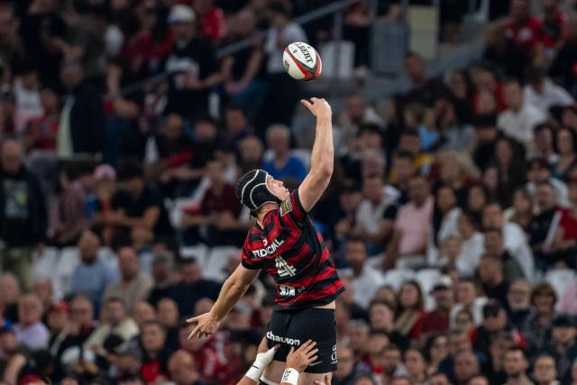 Toulouse's French lock Thibaud Flament jumps for the ball in a line out during the French Top 14 rugby union match between Rugby Club Toulonnais (RCT) and Stade Toulousain at the Stade Mayol in Toulon, south-eastern France, on May 9, 2026. (Photo by MIGUEL MEDINA / AFP)