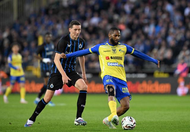 Club Brugge's Belgian midfielder #20 Hans Vanaken (L) and STVV's French-Malian midfielder #08 Abdoulaye Sissako fight for the ball during the Belgian "Pro League" Champions' play-off (day 7 out of 10) football match between Club Brugge KV and Sint-Truidense Voetbalvereniging (STVV) at the Jan Breydel Stadium in Bruges on May 9, 2026. (Photo by JOHN THYS / BELGA / AFP)