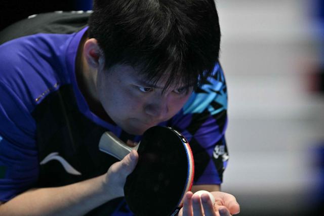 China's Lin Shidong serves to France's Felix Lebrun during their Men's Teams semi-final match at the ITTF World Table Tennis Championships in Wembley Arena, west London on May 9, 2026. (Photo by Glyn KIRK / AFP)