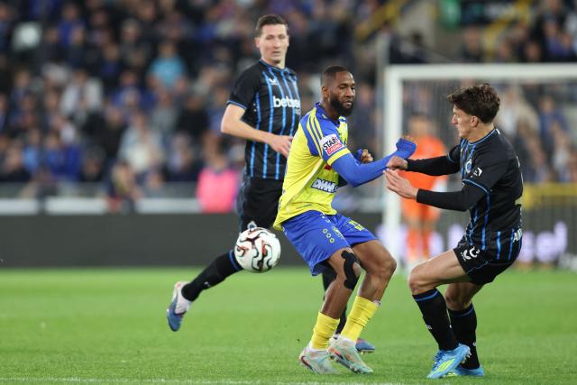 STVV's French-Malian midfielder #08 Abdoulaye Sissako and Club Brugge's Greek forward #08 Christos Tzolis fight for the ball during the Belgian "Pro League" Champions' play-off (day 7 out of 10) football match between Club Brugge KV and Sint-Truidense Voetbalvereniging (STVV) at the Jan Breydel Stadium in Bruges on May 9, 2026. (Photo by BRUNO FAHY / BELGA / AFP)