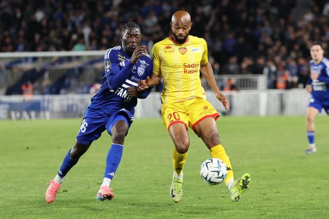 Le Mans' French forward #20 William Harhouz (R) and Bastia's Guinean midfielder #66 Jocelyn Janneh during the French L2 football match between Bastia and Le Mans at the Armand-Cesari stadium, in Bastia, on the French Mediterranean island of Corsica on May 9, 2026. Following Troyes' promotion as Ligue 2 champions, there is just one direct promotion spot left to be claimed by three clubs – Le Mans, Saint-Etienne and Red Star – on the 34th and final matchday in the evening of May 9, 2026. (Photo by Pascal POCHARD-CASABIANCA / AFP)