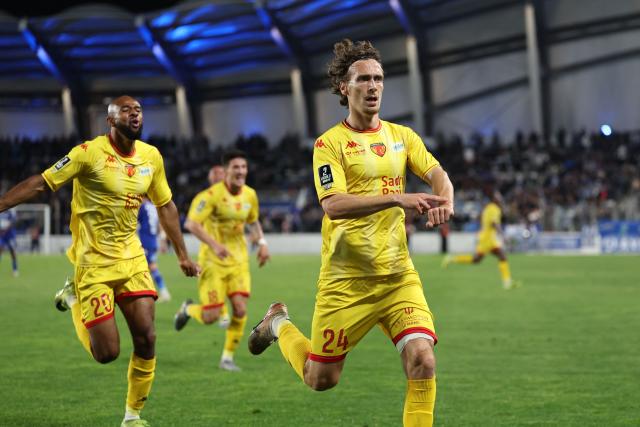 Le Mans' French midfielder #24 Milan Robin (R) celebrates after scoring a goal during the French L2 football match between Bastia and Le Mans at the Armand-Cesari stadium, in Bastia, on the French Mediterranean island of Corsica on May 9, 2026. Following Troyes' promotion as Ligue 2 champions, there is just one direct promotion spot left to be claimed by three clubs – Le Mans, Saint-Etienne and Red Star – on the 34th and final matchday in the evening of May 9, 2026. (Photo by Pascal POCHARD-CASABIANCA / AFP)