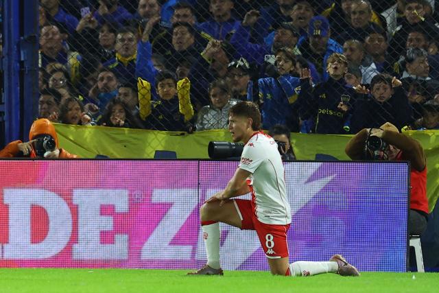 Huracan's midfielder #08 Leonardo Gil celebrates after scoring the opening goal during the Argentine Professional Football League 2026 Apertura Tournament round of 16 match between Boca Juniors and Huracan at La Bombonera Stadium in Buenos Aires on May 9, 2026. (Photo by Alejandro PAGNI / AFP)
