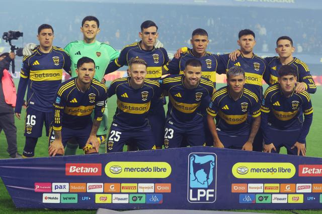 Boca Juniors players pose for pictures before the Argentine Professional Football League 2026 Apertura Tournament round of 16 match between Boca Juniors and Huracan at La Bombonera Stadium in Buenos Aires on May 9, 2026. (Photo by Alejandro PAGNI / AFP)