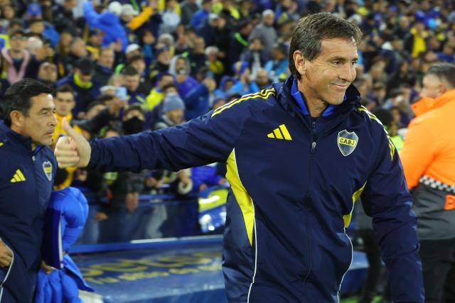 Boca Juniors' head coach Claudio Ubeda gestures before the Argentine Professional Football League 2026 Apertura Tournament round of 16 match between Boca Juniors and Huracan at La Bombonera Stadium in Buenos Aires on May 9, 2026. (Photo by Alejandro PAGNI / AFP)