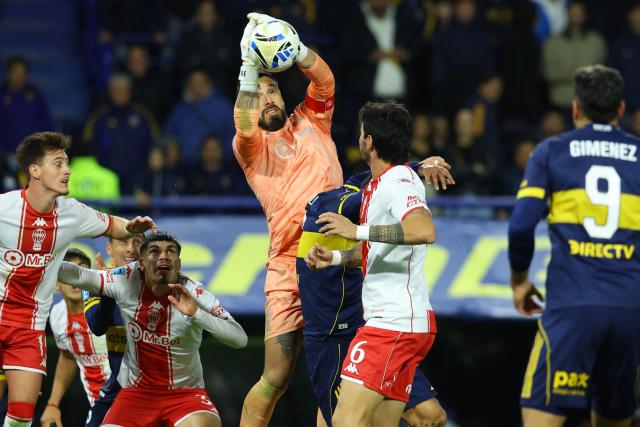 Huracan's Ecuadorean goalkeeper #01 Hernan Galindez catches the ball during the Argentine Professional Football League 2026 Apertura Tournament round of 16 match between Boca Juniors and Huracan at La Bombonera Stadium in Buenos Aires on May 9, 2026. (Photo by Alejandro PAGNI / AFP)