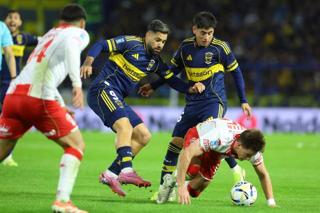 Huracan's Uruguayan midfielder #15 Facundo Waller (R), Boca Juniors' forward #09 Milton Gimenez and Boca Juniors' midfielder #36 Tomas Aranda fight for the ball during the Argentine Professional Football League 2026 Apertura Tournament round of 16 match between Boca Juniors and Huracan at La Bombonera Stadium in Buenos Aires on May 9, 2026. (Photo by Alejandro PAGNI / AFP)