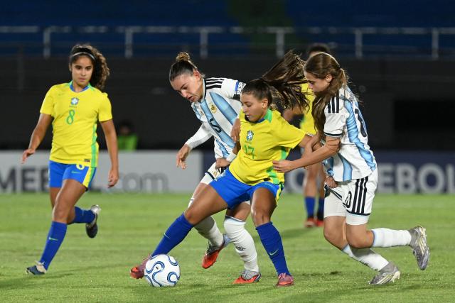 Argentina's midfielder #05 Agustina Maldonado, Brazil's midfielder #17 Helena Rodrigues, and Argentina's defender #10 Josefina Galarza fight for the ball during the Conmebol Women U-17 final football match between Brazil and Argentina at the Defensores del Chaco stadium in Asuncion on May 9, 2026. (Photo by DANIEL DUARTE / AFP)