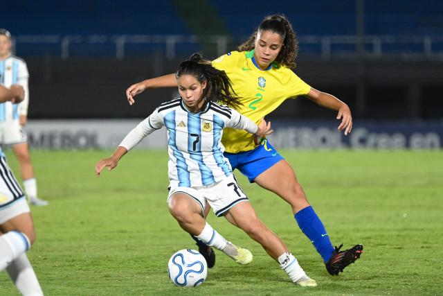 Argentina's forward #07 Julieta Aguilar and Brazil's defender #02 Yasmin Queiroz fight for the ball during the Conmebol Women U-17 final football match between Brazil and Argentina at the Defensores del Chaco stadium in Asuncion on May 9, 2026. (Photo by DANIEL DUARTE / AFP)