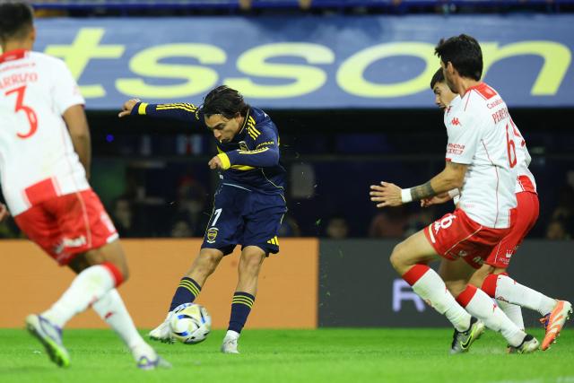 Boca Juniors' forward #07 Exequiel Zeballos kicks the ball during the Argentine Professional Football League 2026 Apertura Tournament round of 16 match between Boca Juniors and Huracan at La Bombonera Stadium in Buenos Aires on May 9, 2026. (Photo by Alejandro PAGNI / AFP)