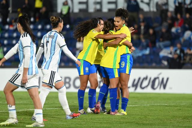 Brazil's forward #09 Nicolly Manuel (R) celebrates with teammates after scoring her team's third goal during the Conmebol Women U-17 final football match between Brazil and Argentina at the Defensores del Chaco stadium in Asuncion on May 9, 2026. (Photo by DANIEL DUARTE / AFP)