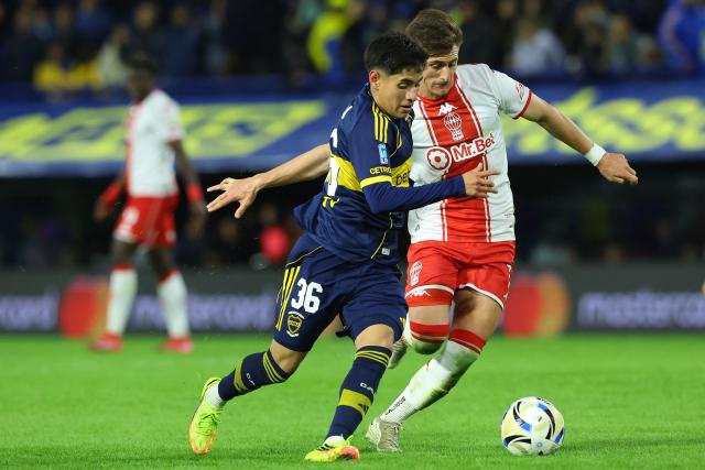 Boca Juniors' midfielder #36 Tomas Aranda and Huracan's Uruguayan midfielder #15 Facundo Waller fight for the ball during the Argentine Professional Football League 2026 Apertura Tournament round of 16 match between Boca Juniors and Huracan at La Bombonera Stadium in Buenos Aires on May 9, 2026. (Photo by Alejandro PAGNI / AFP)