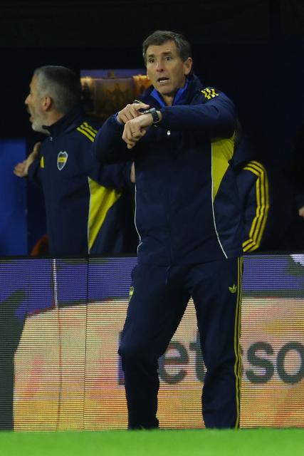 Boca Juniors' head coach Claudio Ubeda gestures during the Argentine Professional Football League 2026 Apertura Tournament round of 16 match between Boca Juniors and Huracan at La Bombonera Stadium in Buenos Aires on May 9, 2026. (Photo by Alejandro PAGNI / AFP)