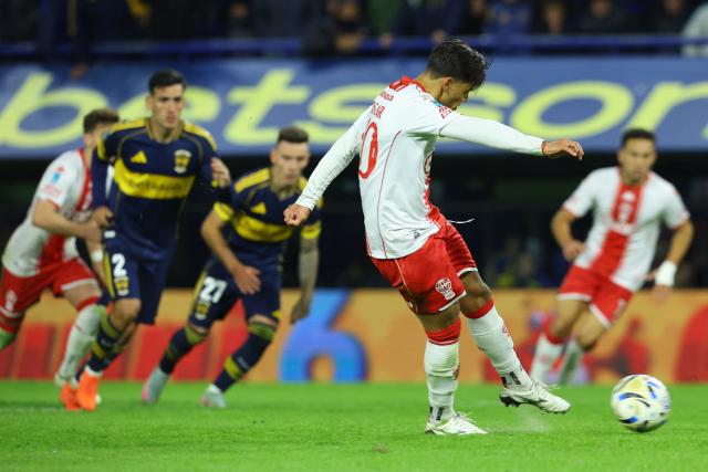 Huracan's Paraguayan midfielder #10 Oscar Romero scores his team's second goal from the penalty sport on the extra time of the Argentine Professional Football League 2026 Apertura Tournament round of 16 match between Boca Juniors and Huracan at La Bombonera Stadium in Buenos Aires on May 9, 2026. (Photo by Alejandro PAGNI / AFP)