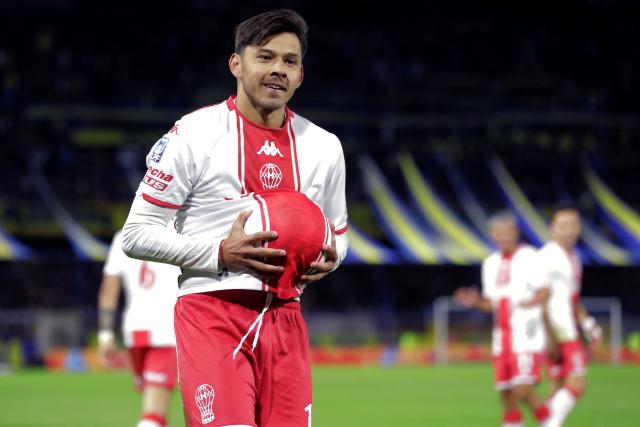 Huracan's Paraguayan midfielder #10 Oscar Romero celebrates after scoring his team's third goal from the penalty spot on the extra time of the Argentine Professional Football League 2026 Apertura Tournament round of 16 match between Boca Juniors and Huracan at La Bombonera Stadium in Buenos Aires on May 9, 2026. (Photo by Alejandro PAGNI / AFP)