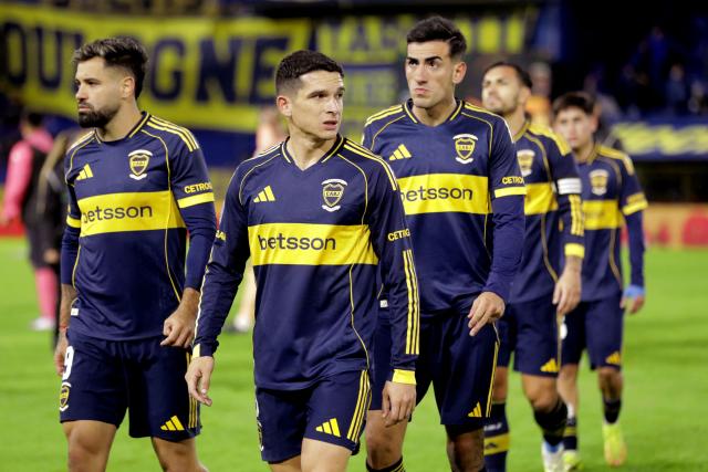 Boca Juniors players leave the pitch after losing the Argentine Professional Football League 2026 Apertura Tournament round of 16 match between Boca Juniors and Huracan at La Bombonera Stadium in Buenos Aires on May 9, 2026. (Photo by Alejandro PAGNI / AFP)