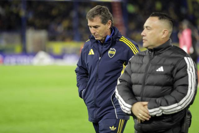 Boca Juniors' head coach Claudio Ubeda leaves the pitch after losing the Argentine Professional Football League 2026 Apertura Tournament round of 16 match between Boca Juniors and Huracan at La Bombonera Stadium in Buenos Aires on May 9, 2026. (Photo by Alejandro PAGNI / AFP)