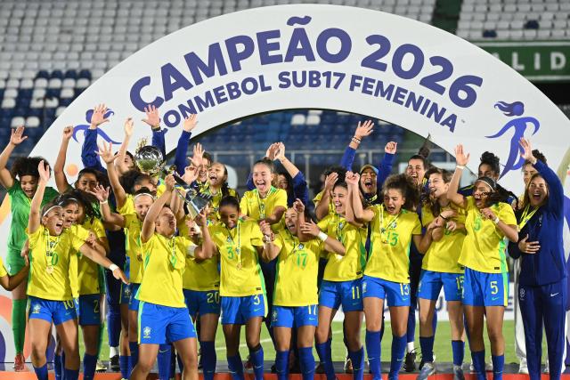 Brazil's defender #04 Andreyna lifts the trophy with her teammates after winning the Conmebol Women U-17 final football match between Brazil and Argentina at the Defensores del Chaco stadium in Asuncion on May 9, 2026. (Photo by DANIEL DUARTE / AFP)
