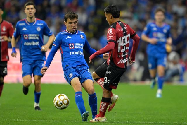 Cruz Azul's defender #22 Jorge Rodarte and Atlas' midfielder #199 Sergio Hernandez fight for the ball during the Liga MX Clausura quarter-finals second leg football match between Cruz Azul and Atlas at Banorte Stadium in Mexico City on May 9, 2026. (Photo by Alfredo ESTRELLA / AFP)
