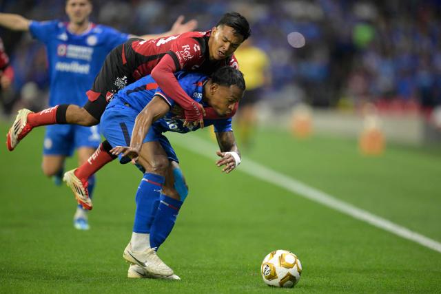 Atlas' midfielder #199 Sergio Hernandez (L) and Cruz Azul's Colombian defender #04 Willer Ditta (R) fight for the ball during the Liga MX Clausura quarter-finals second leg football match between Cruz Azul and Atlas at Banorte Stadium in Mexico City on May 9, 2026. (Photo by Alfredo ESTRELLA / AFP)