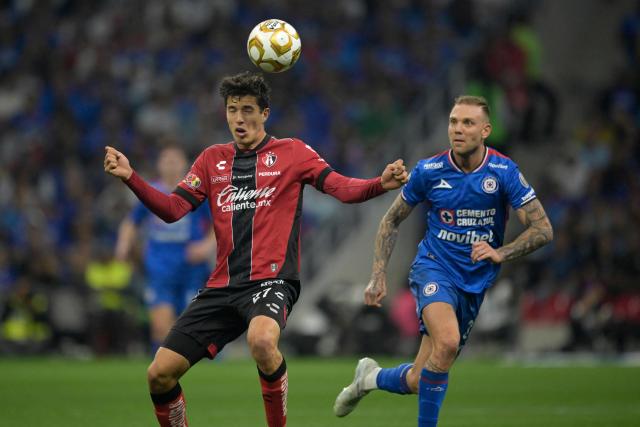 Atlas' midfielder #27 Victor Rios (L) heads the ball past Cruz Azul's Argentine forward #29 Rodolfo Rotondi (R) during the Liga MX Clausura quarter-finals second leg football match between Cruz Azul and Atlas at Banorte Stadium in Mexico City on May 9, 2026. (Photo by Alfredo ESTRELLA / AFP)