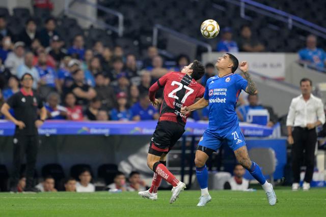 Atlas' midfielder #27 Victor Rios and Cruz Azul's Uruguayan forward #21 Gabriel Fernandez fight for the ball during the Liga MX Clausura quarter-finals second leg football match between Cruz Azul and Atlas at Banorte Stadium in Mexico City on May 9, 2026. (Photo by Alfredo ESTRELLA / AFP)