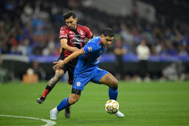 Atlas' midfielder #06 Edgar Zaldivar (L) and Cruz Azul's Uruguayan forward #21 Gabriel Fernandez (R) fight for the ball during the Liga MX Clausura quarter-finals second leg football match between Cruz Azul and Atlas at Banorte Stadium in Mexico City on May 9, 2026. (Photo by Alfredo ESTRELLA / AFP)
