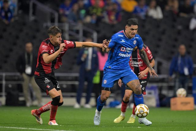 Atlas' Argentine defender #21 Rodrigo Schlegel (L) and Cruz Azul's Uruguayan forward #21 Gabriel Fernandez (R) fight for the ball during the Liga MX Clausura quarter-finals second leg football match between Cruz Azul and Atlas at Banorte Stadium in Mexico City on May 9, 2026. (Photo by Alfredo ESTRELLA / AFP)