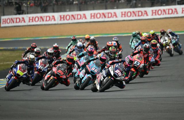 Blu Cru Pramac Yamaha Moto2's Spanish rider Izan Guevara (C) leads the pack at the start of the Moto2 race as part of the Moto GP Grand Prix of France at Le Mans, northwestern France, on May 10, 2026. (Photo by Loic VENANCE / AFP)