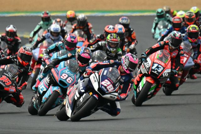 Blu Cru Pramac Yamaha Moto2's Spanish rider Izan Guevara (C) leads the pack at the start of the Moto2 race as part of the Moto GP Grand Prix of France at Le Mans, northwestern France, on May 10, 2026. (Photo by Loic VENANCE / AFP)