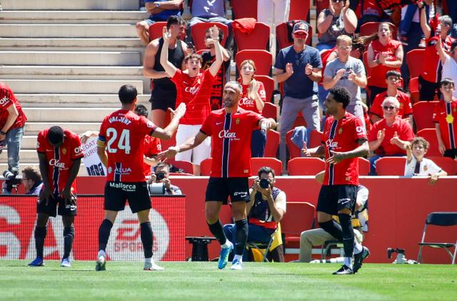 Real Mallorca’s Kosovar forward #7 Vedat Muriqi (C) celebrates after scoring his team's first goalduring the Spanish league football match between RCD Mallorca and Villarreal CF at Mallorca Son Moix Stadium in Palma de Mallorca on May 10, 2026. (Photo by JAIME REINA / AFP)