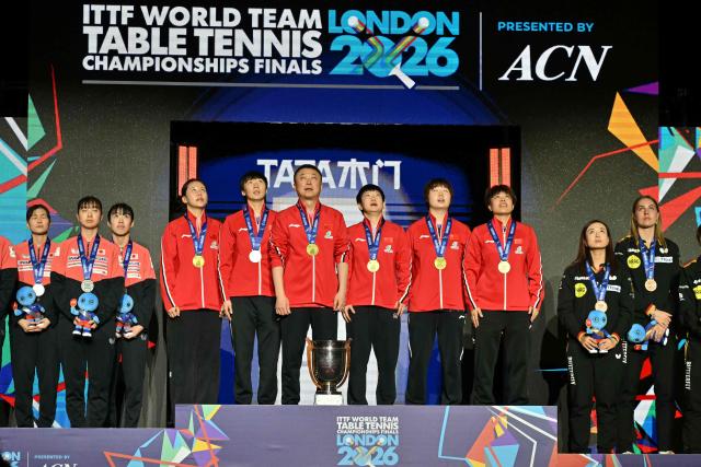 Team China (C) pose with their medals at the award ceremony for the Women's Teams final at the ITTF World Table Tennis Championships in Wembley Arena, west London on May 10, 2026. China won the final 3-2. (Photo by Glyn KIRK / AFP)