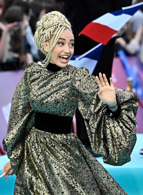 Monroe Vata Rigby, aka Monroe and representing France with the song 'Regarde !', pose for photographers on the turquoise carpet for the opening ceremony of the Eurovision Song Contest 2026 at the City Hall Square in Vienna, Austria on May 10, 2026. The event is the official starting point of Eurovision week in Vienna. The city will host the two semi-finals on May 12 and May 14 and the final on May 16, 2026. (Photo by Tobias SCHWARZ / AFP)