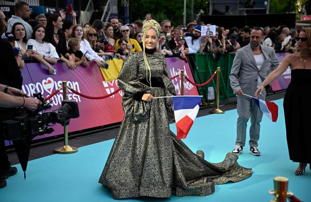 Monroe Vata Rigby, aka Monroe and representing France with the song 'Regarde !', pose for photographers on the turquoise carpet for the opening ceremony of the Eurovision Song Contest 2026 at the City Hall Square in Vienna, Austria on May 10, 2026. The event is the official starting point of Eurovision week in Vienna. The city will host the two semi-finals on May 12 and May 14 and the final on May 16, 2026. (Photo by Tobias SCHWARZ / AFP)