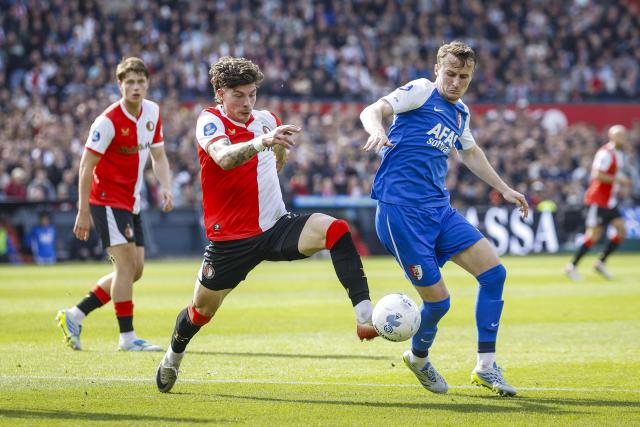 Feyenoord's Australian defender #15 Jordan Bos (L) and AZ Alkmaar's Dutch midfielder #06 Peer Koopmeiners fight for the ball during the Dutch Eredivisie football match between Feyenoord and AZ Alkmaar at The Feyenoord "De Kuip" Stadium in Rotterdam on May 10, 2026. (Photo by Bas Czerwinski / ANP / AFP) / Netherlands OUT