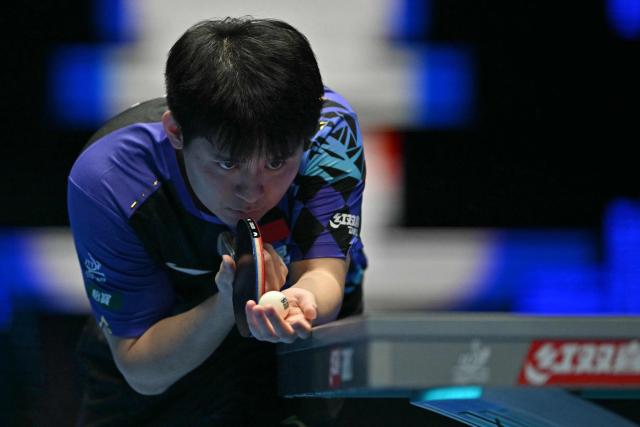 China's Lin Shidong serves against Japan's Shunsuke Togami during their Men's Teams final match at the ITTF World Table Tennis Championships in Wembley Arena, west London on May 10, 2026. (Photo by Glyn KIRK / AFP)