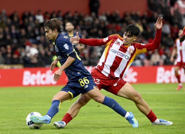 FC Porto's Portuguese midfielder #86 Rodrigo Mora fights for the ball with AVS' Portuguese midfielder #23 Gustavo Mendonca during the Portuguese League football match between AVS Futebol SAD and FC Porto at at CD Aves stadium in Vila das Aves on May 10, 2026. (Photo by Miguel RIOPA / AFP)