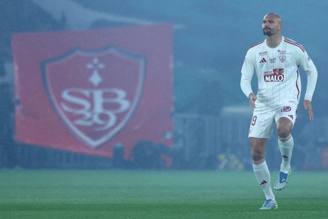 Brest's French forward #19 Ludovic Ajorque warms up ahead of the French L1 football match between Paris Saint-Germain (PSG) and Stade Brestois 29 (Brest) at the Parc des Princes stadium in Paris on May 10, 2026. (Photo by Xavier GALIANA / AFP)