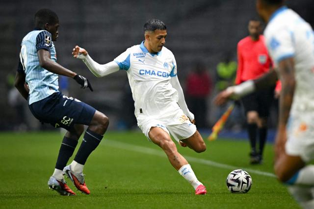 Marseille's Argentine defender #32 Facundo Medina (C) controls the ball during the French L1 football match between Le Havre AC and Olympique de Marseille, at the Stade Oceane, in Le Havre, north-western France on May 10, 2026. (Photo by LOU BENOIST / AFP)