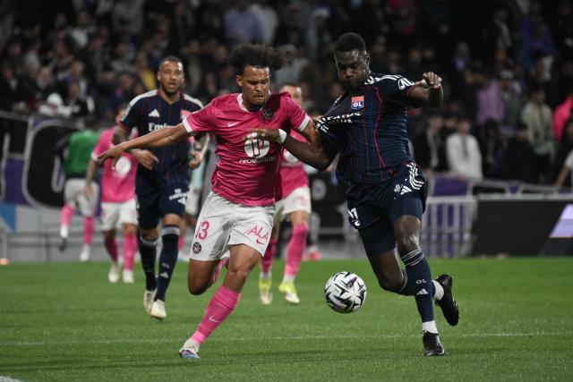 Toulouse's Canadian forward #13 Jacen Russel-Rowe (L) fights for the ball with Lyon's Senegalese defender #19 Moussa Niakhate (R) during the French L1 football match between Toulouse FC and Olympique Lyonnais (OL) at the TFC Stadium in Toulouse, southwestern France, on May 10, 2026. (Photo by Ed JONES / AFP)