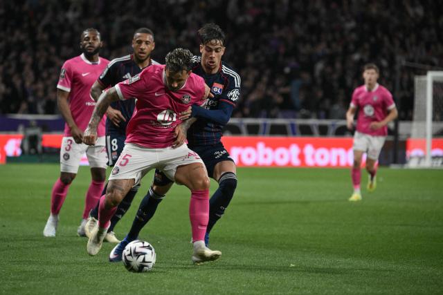 Toulouse's Norwegian midfielder #15 Aron Donnum (C) fights for the ball with Lyon's Portuguese forward #17 Afonso Moreira (C/R) during the French L1 football match between Toulouse FC and Olympique Lyonnais (OL) at the TFC Stadium in Toulouse, south-western France on May 10, 2026. (Photo by Ed JONES / AFP)