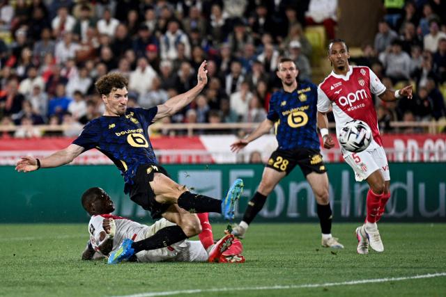 Lille's Belgian defender #12 Thomas Meunier (2nd L) kicks the ball to score a goal during the French L1 football match between Monaco (ASM) and Lille (LOSC) at the Louis II Stadium (Stade Louis II) in the Principality of Monaco on May 10, 2026. (Photo by Frederic DIDES / AFP)