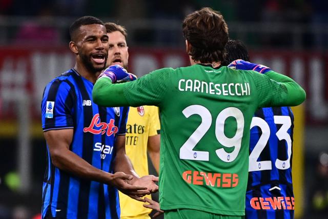 Atalanta's Swedish defender #4 Isak Hien reacts with Atalanta's Italian goalkeeper #29 Marco Carnesecchi during the Italian Serie A football match between AC Milan and Atalanta Bergamo at San Siro Stadium in Milan on May 10, 2026. (Photo by Piero CRUCIATTI / AFP)