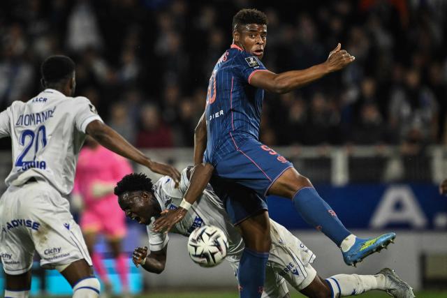 Auxerre’s French defender #29 Marvin Senaya (bottom) collides with Nice’s Spanish forward #90 Kevin Carlos (R) during the French L1 football match between AJ Auxerre and OGC Nice at the Stade de l'Abbe-Deschamps in Auxerre, central France, on May 10, 2026. (Photo by JEFF PACHOUD / AFP)