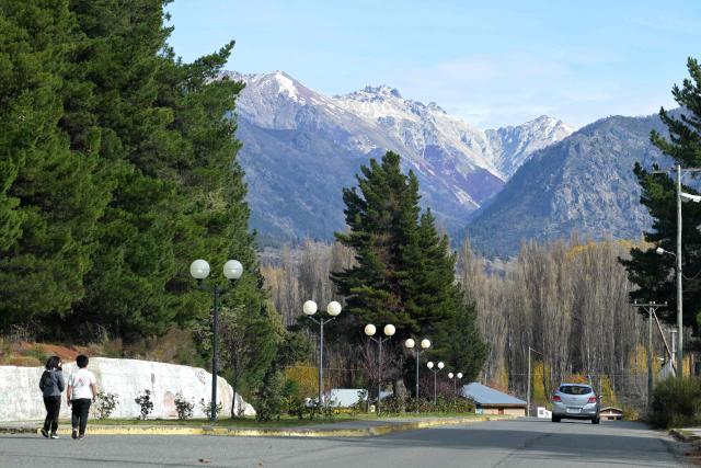 Children walk along a street in the village of Epuyen, Chubut province, Argentina, on May 9, 2026, where a hantavirus outbreak in 2018-2019 killed 11 people. (Photo by JUAN MABROMATA / AFP)