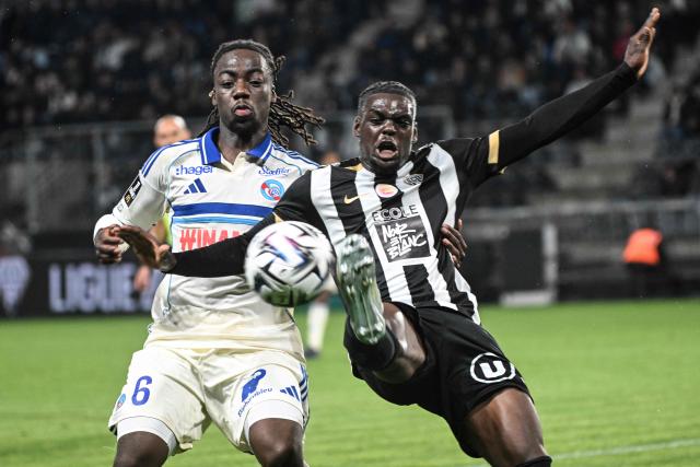 Strasbourg's French defender #06 Ismael Doukoure (L) and Angers' French forward #36 Lanroy Machine go for the ball during the French L1 football match between SCO Angers and RC Strasbourg Alsace (RCSA) at the Stade Raymond-Kopa in Angers on Mayh 10, 2026. (Photo by Sebastien Salom-Gomis / AFP)
