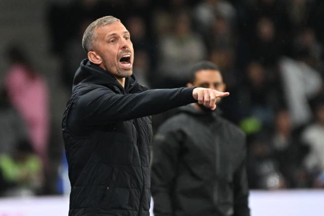 Strasbourg's British head coach Gary O Neil gestures during the French L1 football match between SCO Angers and RC Strasbourg Alsace (RCSA) at the Stade Raymond-Kopa in Angers on Mayh 10, 2026. (Photo by Sebastien Salom-Gomis / AFP)