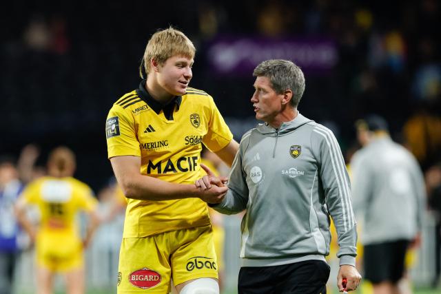 La Rochelle's Irish head coach Ronan O'Gara (R) shakes hands with La Rochelle's Russian flanker Kirill Fraindt (L) at the end of the French Top14 rugby union match between Racing 92 and Stade Rochelais (La Rochelle) at the Paris La Defense Arena in Nanterre, on the outskirts of Paris on May 10, 2026. (Photo by GEOFFROY VAN DER HASSELT / AFP)