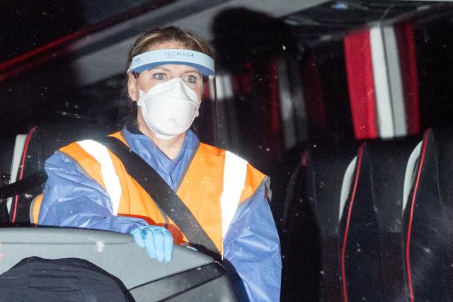British Nationals, repatriated after a prolonged stay on a cruise ship hit by a deadly hantavirus outbreak, arrive by coach at Arrowe Park Hospital in Wirral, north west England, on May 10, 2026, where they are expected to stay for up to 72 hours. Repatriation flights for passengers aboard the cruise ship MV Hondius, hit by a deadly hantavirus outbreak have taken off for destinations across the world. British passengers returning to the UK, will have to isolate for 45 days, and will be closely monitored and tested. (Photo by Toby Shepheard / AFP)